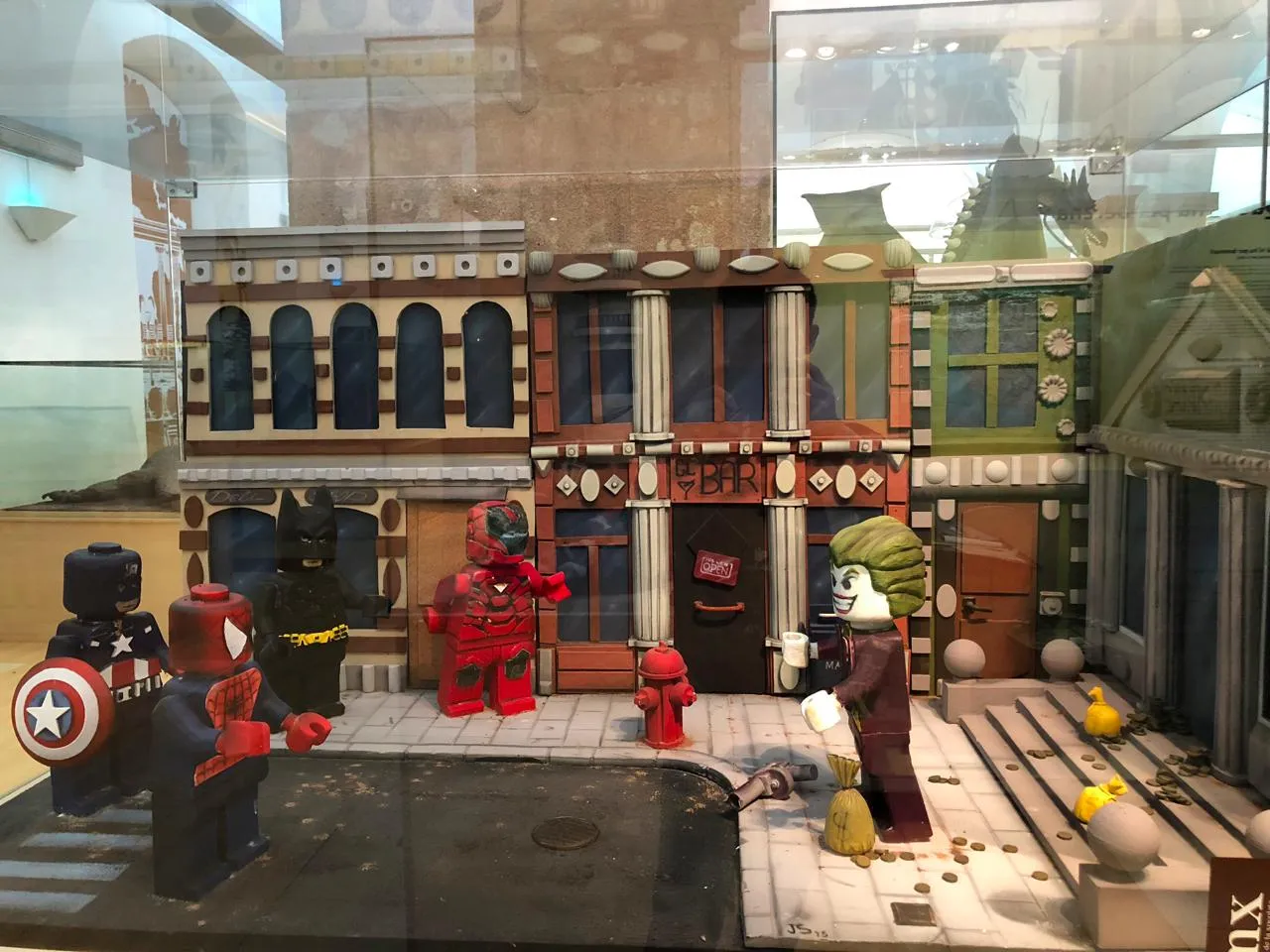 话说为什么把DC和漫威的英雄放在一起。。。