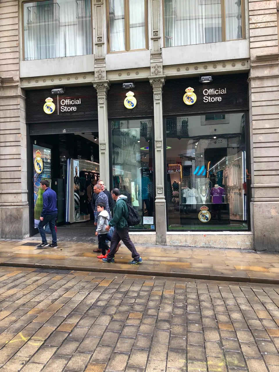 巴塞罗那大教堂边上的皇马official store,莫名想笑,哈哈