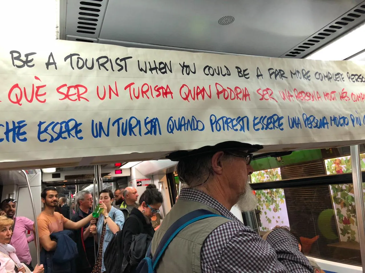 巴塞罗那地铁上的行为艺术家