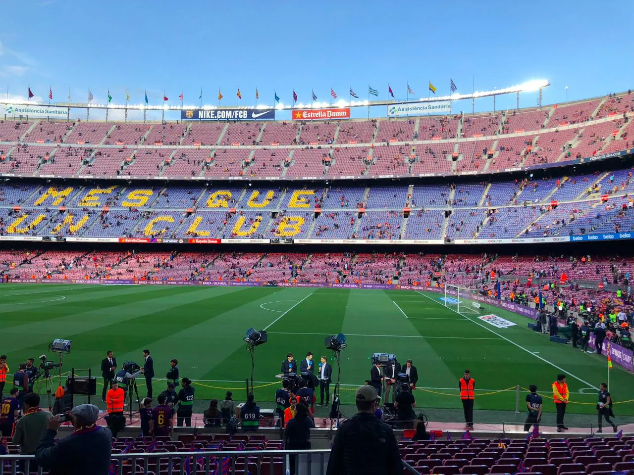 赛前有媒体在做现场解说,不过比赛时会撤掉