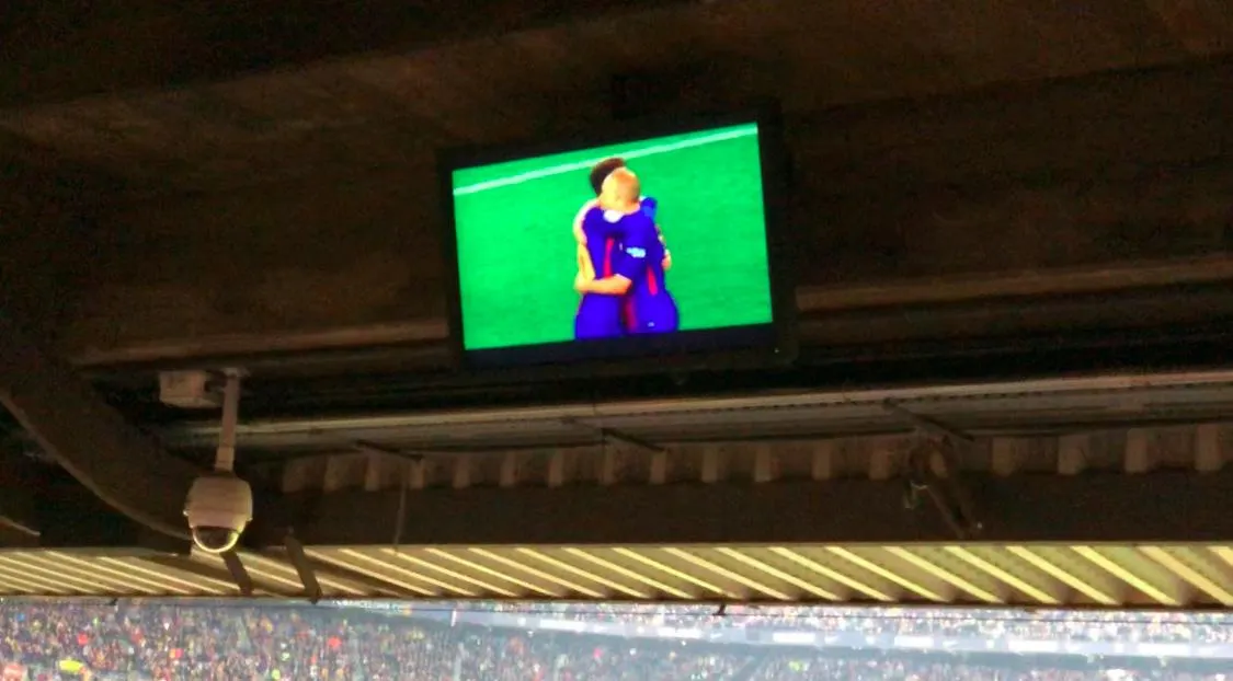 球场里的电视直播画面