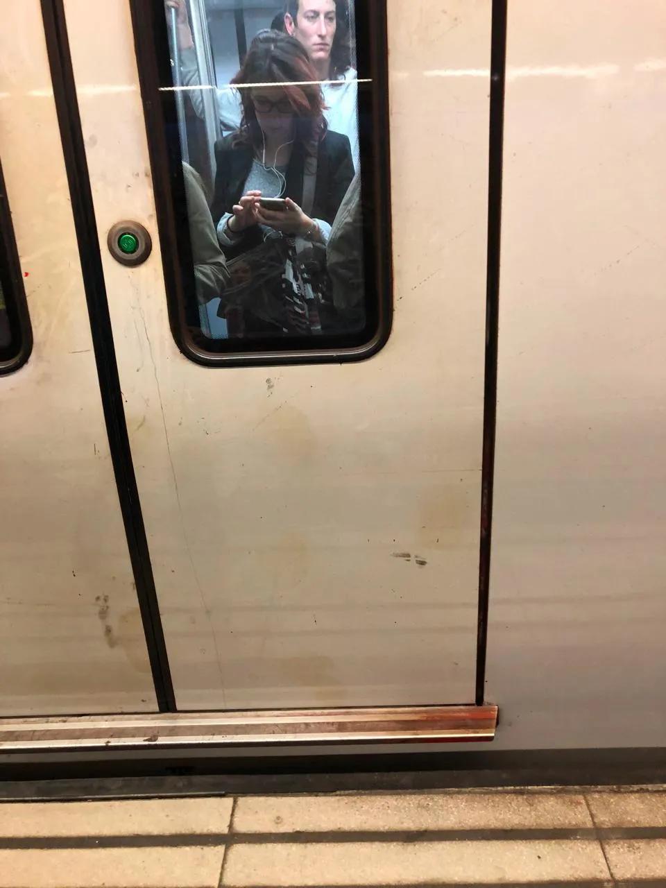 地铁车门上的按钮