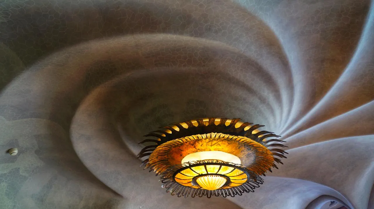 天花板上的漩涡设计