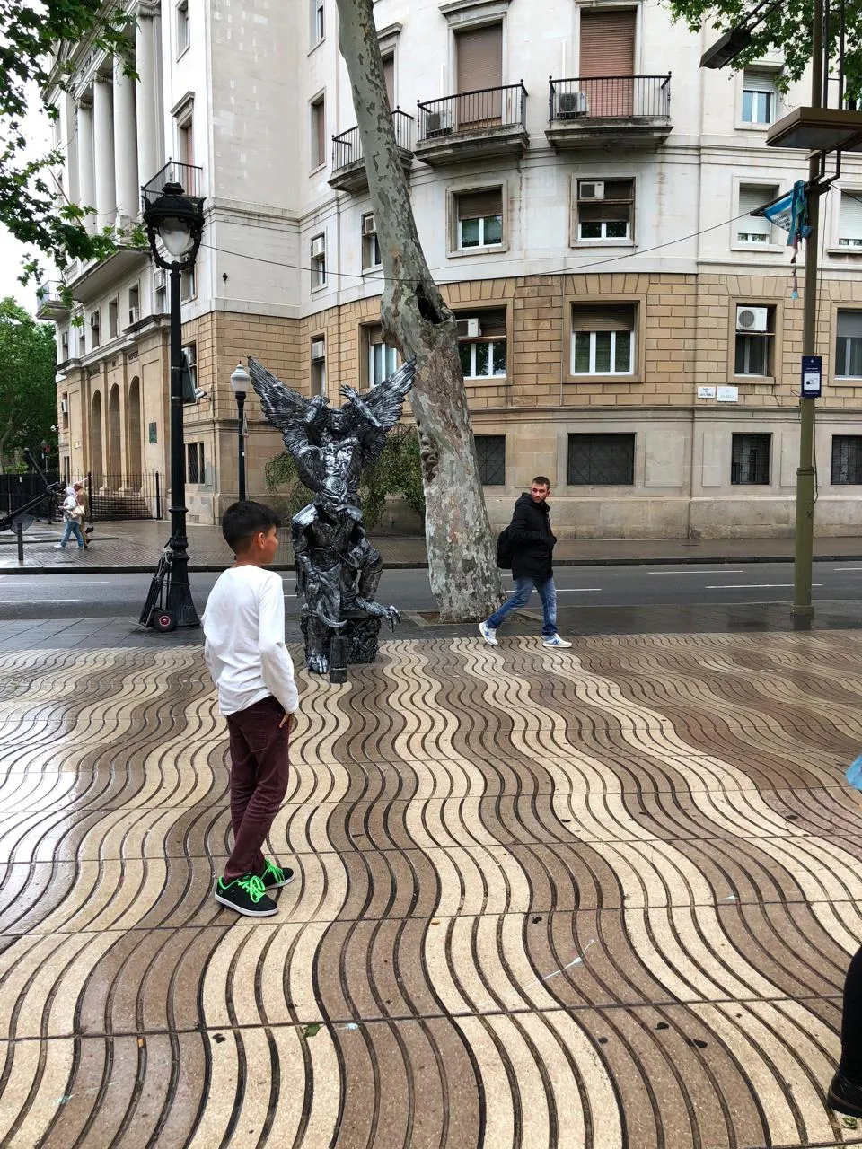 兰布拉大道上的街头艺人